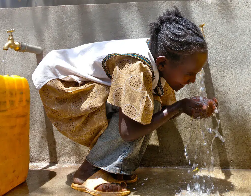 Accès à l'eau potable Enfant buvant de l'eau à un robinet